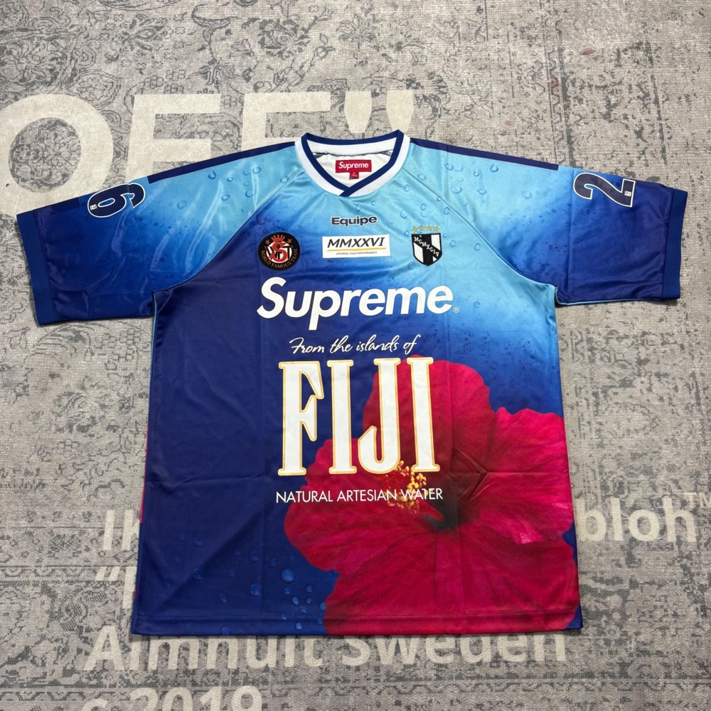 Supreme Fiji Soccer Jersey Mens Medium Blue Hibiscus Water SS24 NWOT 26 Equipe